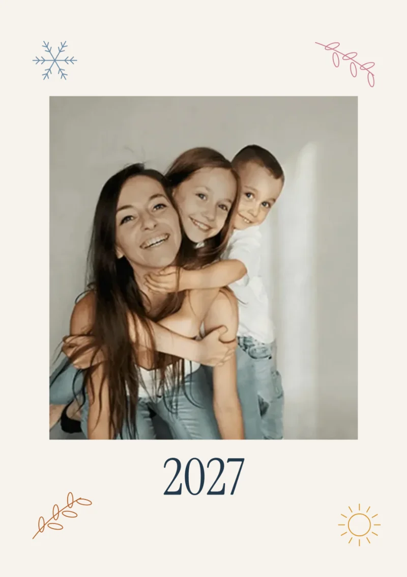 Obálka nástenného kalendára Ročné obdobia: fotografia na krémovom pozadí, pod ňou číslo 2027 a v rohoch kresby vločky, vetvičky, slnka a listov
