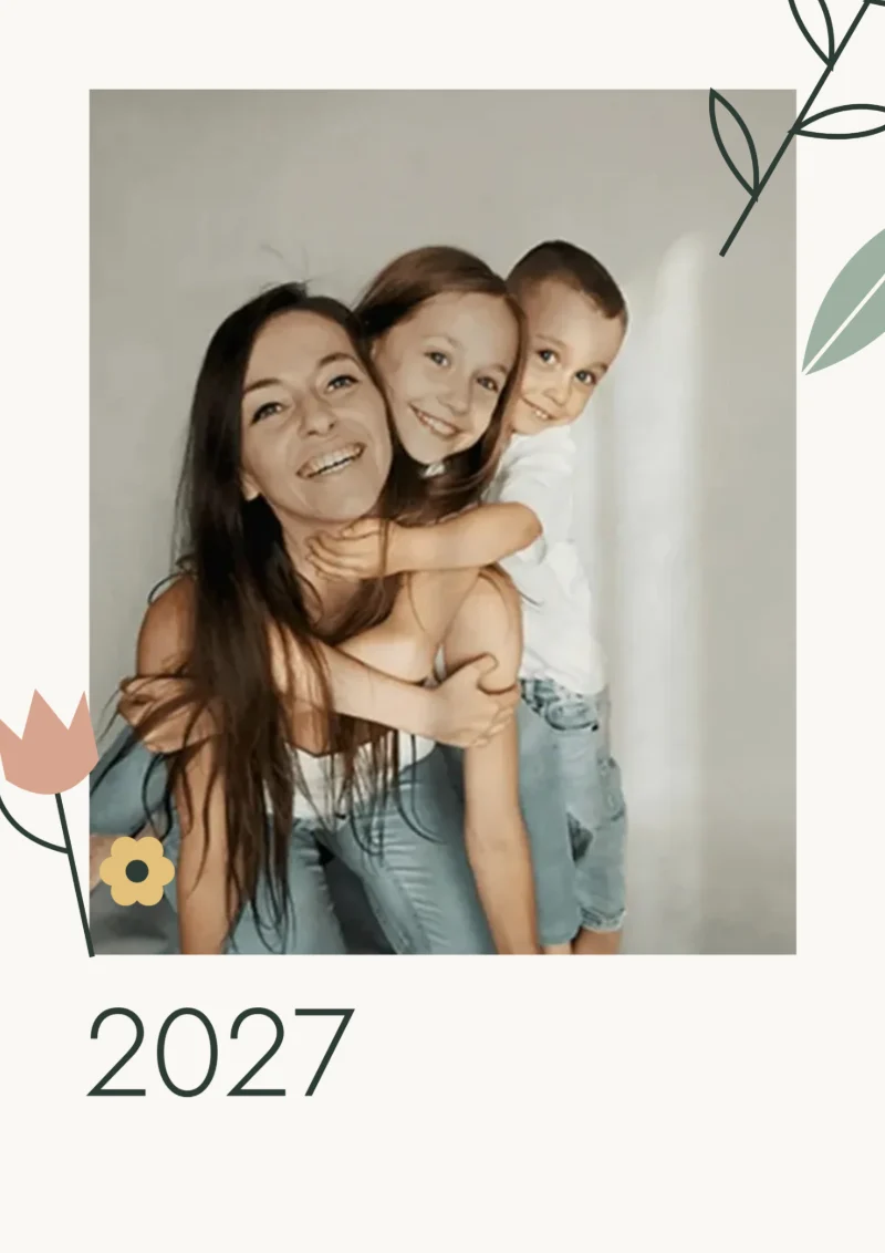 Obálka nástenného kalendára Skandi: fotografia na teplom bielom pozadí, pod ňou tenké číslo 2027 a v rohoch kreslená vetvička, lístok, tulipán a kvietok