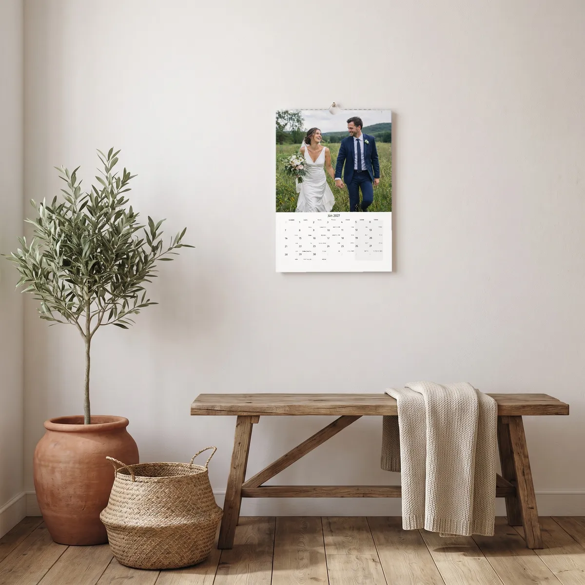 Nástenný fotokalendár A4 nad lavicou, na liste svadobný pár