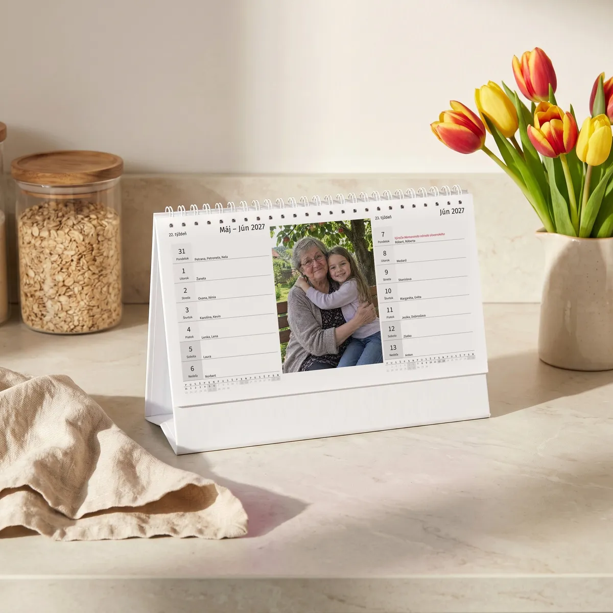 Dvojtýždenný stolový fotokalendár s tulipánmi, dva týždne okolo fotky starej mamy s vnučkou