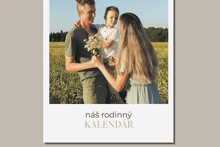 Obálka fotokalendára s rodinnou fotografiou a vlastným textom „náš rodinný KALENDÁR"